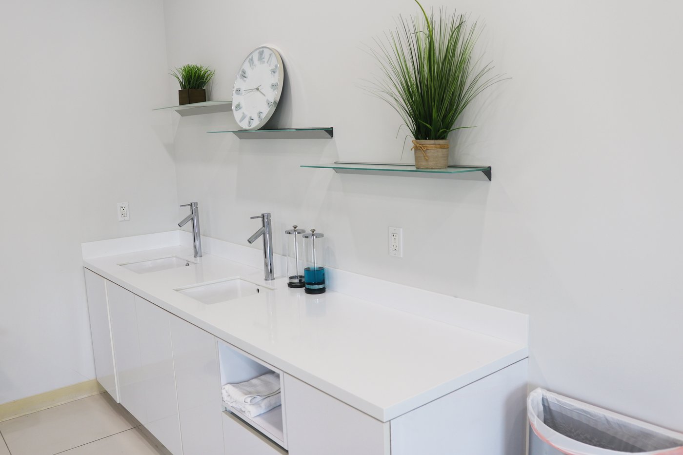 Individual wash stations with dual sinks in the clinical lab