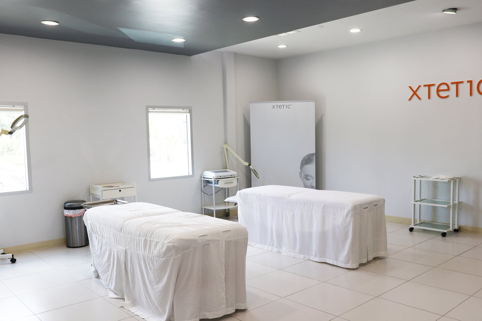 Clinical lab with adjustable medical beds